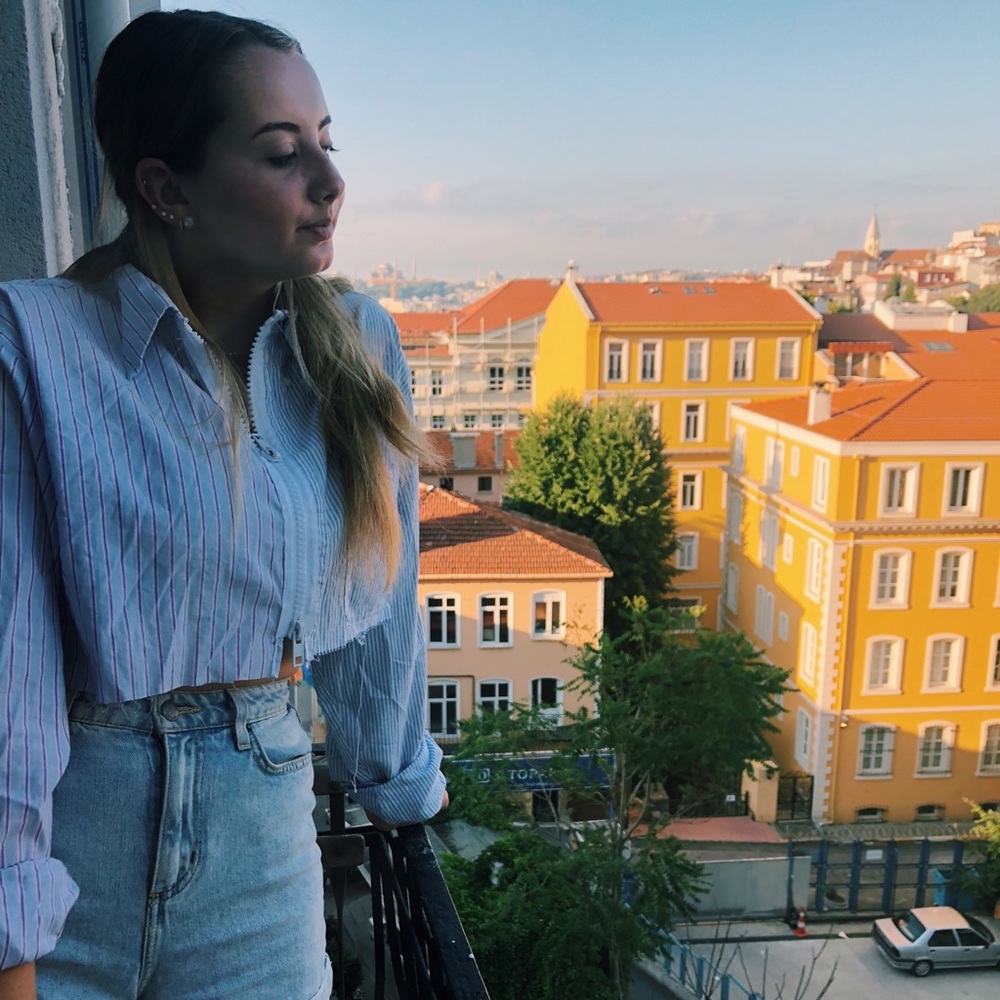 Meet your Posher, Simone